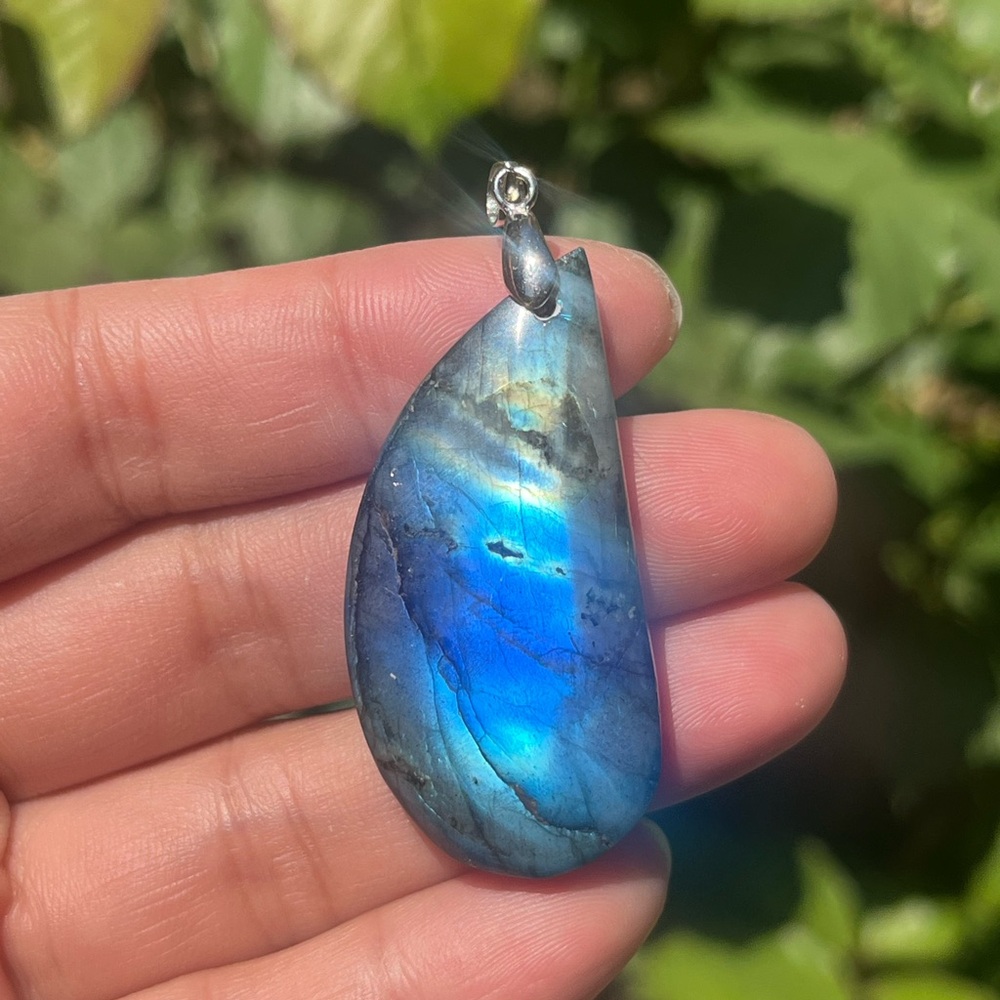 Silver plated blue flash‎ labradorite pendant